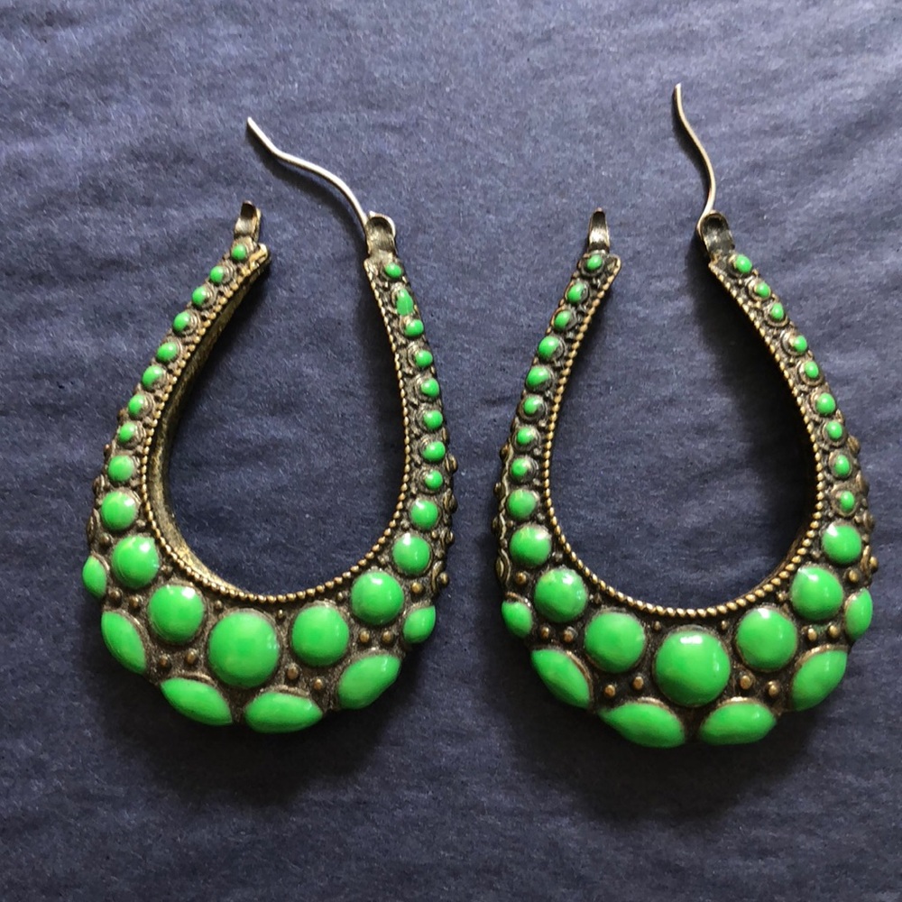 π¦ π EVERYTHING MUST GO! Funky Green Hoop Earrings - Picture 2 of 3